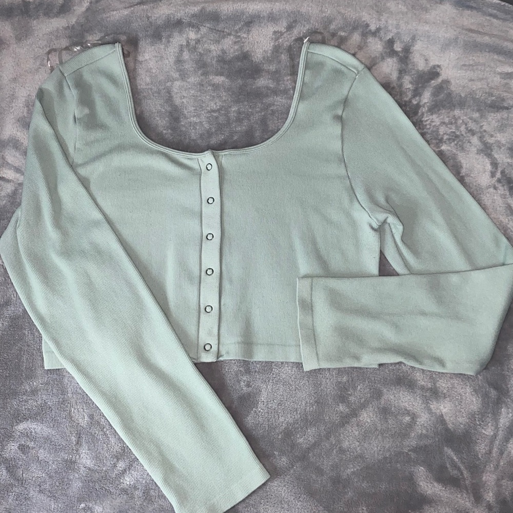 Green, long sleeve cropped top